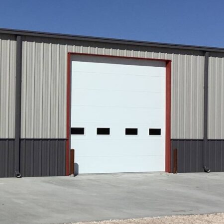 Puerta seccional industrial CHI Modelo 3206 insulada con paneles de acero y núcleo de poliuretano, diseñada para eficiencia energética, aislamiento térmico y uso intensivo en instalaciones industriales.